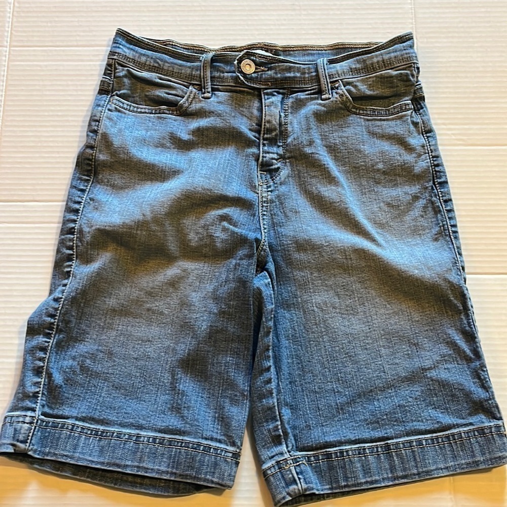 Levi’s-size 8-512 Bermuda, medium wash with spandex waist 98% cotton 2% spandex.